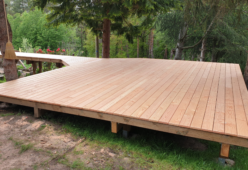 Terrasse sur pilotis en Douglas